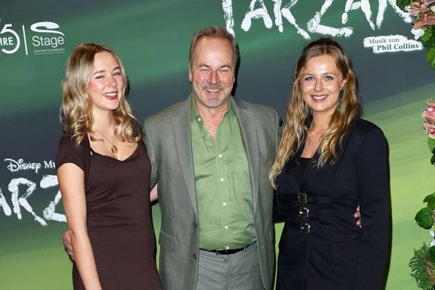 Till Demtroeder und seine Toechter Lina und Natalie bei der Tarzan Musical Premiere am 20.11.2025 im Stage Theater Neue Flora in Hamburg Tarzan Musical Premiere in Hamburg