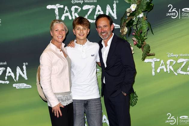 Nina Koenig, Mats Koenig und Nicolas Koenig bei der Tarzan Musical Premiere am 20.11.2025 im Stage Theater Neue Flora in Hamburg Tarzan Musical Premiere in Hamburg
