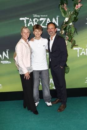 Nina Koenig, Mats Koenig und Nicolas Koenig bei der Tarzan Musical Premiere am 20.11.2025 im Stage Theater Neue Flora in Hamburg Tarzan Musical Premiere in Hamburg