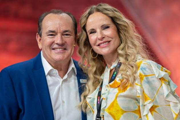 Moderator Wolfram Kons (l) und Moderatorin Katja Burkard beim 30. RTL-Spendenmarathon 2025 im Studio 8 der EMG Studios in Hürth, 20.11.2025 30th RTL Charity Marathon 2025 in Studio 8 of the EMG Studios in Hürth Copyright: MarcoxBader