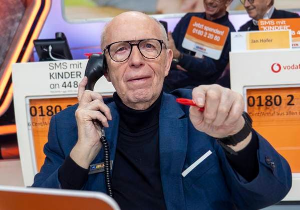 Ehemaliger Fussballmanager Rainer Calmund beim 30. RTL-Spendenmarathon 2025 im Studio 8 der EMG Studios in Hürth, 20.11.2025 30th RTL Charity Marathon 2025 in Studio 8 of the EMG Studios in Hürth Copyright: MarcoxBader