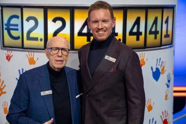 Bundestrainer Julian Nagelsmann (r) und Reiner Calmund beim 30. RTL-Spendenmarathon 2025 im Studio 8 der EMG Studios in Hürth, 20.11.2025 30th RTL Charity Marathon 2025 in Studio 8 of the EMG Studios in Hürth Copyright: MarcoxBader