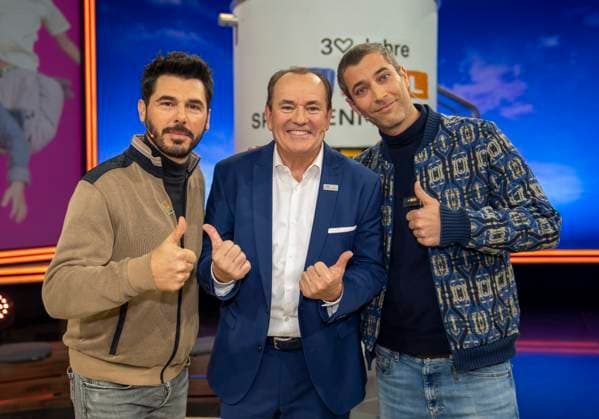 vl.n.r. Schauspieler Ricardo Angelini, Moderator Wolfram Kons und Schauspieler Florian Thunemann beim 30. RTL-Spendenmarathon 2025 im Studio 8 der EMG Studios in Hürth, 20.11.2025 30th RTL Charity Marathon 2025 in Studio 8 of the EMG Studios in Hürth Copyright: MarcoxBader
