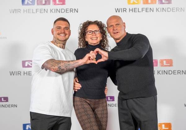 Familie Legat postiert. v.l.n.r. Nico Legat, Alexandra Legat und Thorsten Legat beim 30. RTL-Spendenmarathon 2025 im Studio 8 der EMG Studios in Hürth, 20.11.2025 30th RTL Charity Marathon 2025 in Studio 8 of the EMG Studios in Hürth Copyright: MarcoxBader
