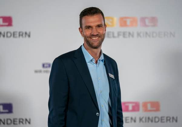 Moderator Alexander Gurgel beim 30. RTL-Spendenmarathon 2025 im Studio 8 der EMG Studios in Hürth, 20.11.2025 30th RTL Charity Marathon 2025 in Studio 8 of the EMG Studios in Hürth Copyright: MarcoxBader