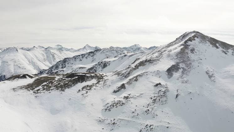 Schneegebirgslandschaft an einem sonnigen Wintertag. Wunderschönes Panorama der europäischen Alpen. Panoramablick auf die schneebedeckten Berge im alpinen Skigebiet in Livigno, Italien Snow mountain range landscape on winter sunny day. Beautiful panorama of European Alps. Panoramic view of snowy mountains at alpine ski resort in Livigno, Italy Copyright: imageBROKER IgorxZakirov ibxiqx15561204.jpg