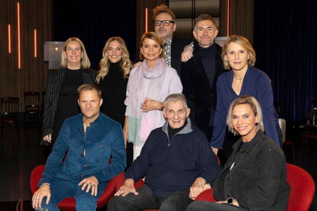 V.l.n.r. vorne sitzend: Philipp HOCHMAIR, Heinz HOENIG mit Ehefrau Annika KAERSTEN-HOENIG (KÄRSTEN-HOENIG), hinten stehend: Clare DEVLIN, Sandy MOELLING (MÖLLING), Uschi GLAS, Paul PANZER und die Moderatoren Micky BEISENHERZ und Susan LINK, in der TV Sendung ,,Koelner Treff,, im WDR Fernsehen, Aufzeichnung am 20.11.2025.