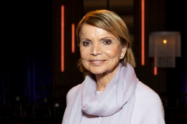 Schauspielerin Uschi GLAS, Portrait, Portraet, freundlich, Lachen, zu Gast in der TV Sendung ,,Koelner Treff,, im WDR Fernsehen, Aufzeichnung am 20.11.2025.