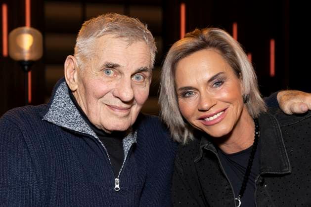 Schauspieler Heinz HOENIG (li.) mit Ehefrau Annika KAERSTEN-HOENIG (KÄRSTEN-HOENIG) (re.), Portrait, Portraet, freundlich, Lachen, zu Gast in der TV Sendung ,,Koelner Treff,, im WDR Fernsehen, Aufzeichnung am 20.11.2025. *** Actor Heinz HOENIG left with wife Annika KAERSTEN HOENIG KÄRSTEN HOENIG right, portrait, portrait, friendly, laughter, guest in the TV program ,,Koelner Treff,, on WDR television, recording on 20 11 2025