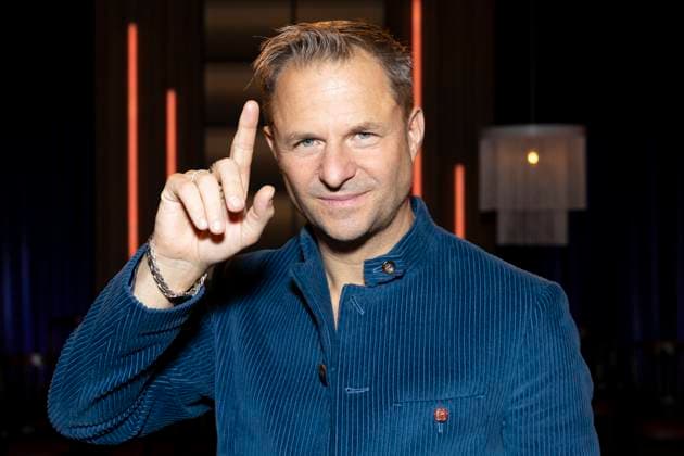 Schauspieler Philipp HOCHMAIR, Portrait, Portraet, freundlich, zeigt nach oben, Geste, zu Gast in der TV Sendung ,,Koelner Treff,, im WDR Fernsehen, Aufzeichnung am 20.11.2025.