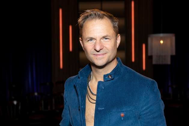 Schauspieler Philipp HOCHMAIR, Portrait, Portraet, freundlich, zu Gast in der TV Sendung ,,Koelner Treff,, im WDR Fernsehen, Aufzeichnung am 20.11.2025.