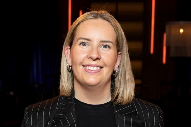 Journalistin und Podcasterin Clare DEVLIN, Portrait, Portraet, freundlich, Lachen, zu Gast in der TV Sendung ,,Koelner Treff,, im WDR Fernsehen, Aufzeichnung am 20.11.2025.