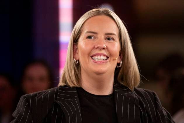 Journalistin und Podcasterin Clare DEVLIN, Portrait, Portraet, freundlich, Lachen, zu Gast in der TV Sendung ,,Koelner Treff,, im WDR Fernsehen, Aufzeichnung am 20.11.2025.