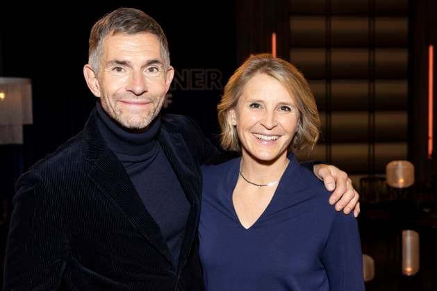 Die Moderatoren Micky BEISENHERZ (li.) und Susan LINK (re.), Portrait, Portraet, freundlich, Lachen, zu Gast in der TV Sendung ,,Koelner Treff,, im WDR Fernsehen, Aufzeichnung am 20.11.2025.