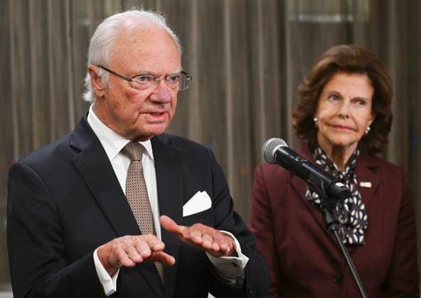 November 20, 2025, Montreal, Pq, Canada: Sweden s King Carl XVI Gustaf and Queen Silvia speak during a press conference at MontrÃ al Trudeau International Airport in Montreal, Thursday, Nov. 20, 2025, as they wrap up their visit to Canada. Montreal Canada  - ZUMAc35_ 20251120_zaf_c35_114 Copyright: xGrahamxHughesx