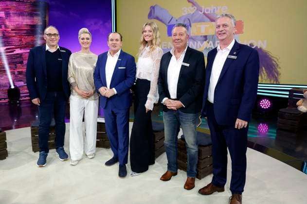 Christian Göbser, Carola Holzner, Wolfram Kons, Toni Garrn, Ulrich Wetzel und Ottmar Heinen beim 30. RTL-Spendenmarathon 2025 im Studio 8 der EMG Studios. Hürth, 20.11.2025