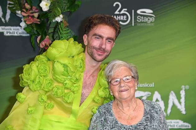 Felix Nieder mit Oma Waltraud Bräuss bei der TARZAN Musicalpremiere im Stage Theater Neue Flora in Hamburg am 20.11.2025