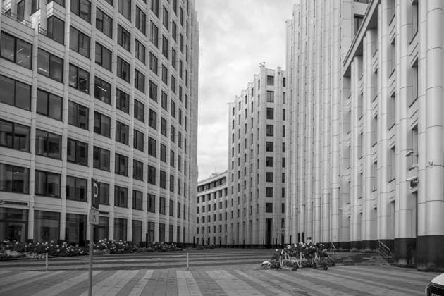 Monochromes Bild moderner architektonischer Gebäude in einem leeren Stadtraum, Moskau Monochrome image of modern architectural buildings in an empty urban space, Moscow Copyright: imageBROKER xLoredanaxDexSole ibxlld15687460.jpg