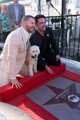 November 20, 2025, Palm Springs, California, USA: Actor, television host, producer, and LGBTQI+ advocateÃ‚ JONATHAN BENNETT honored with theÃ‚ 483rd starÃ‚ on theÃ‚ Palm Springs Walk of the Stars, joined by husband JAYMES VAUGHAN, and dog BRAD. Palm Springs USA - ZUMAp226 20251120_zep_p226_007 Copyright: xPatrickxPerezx
