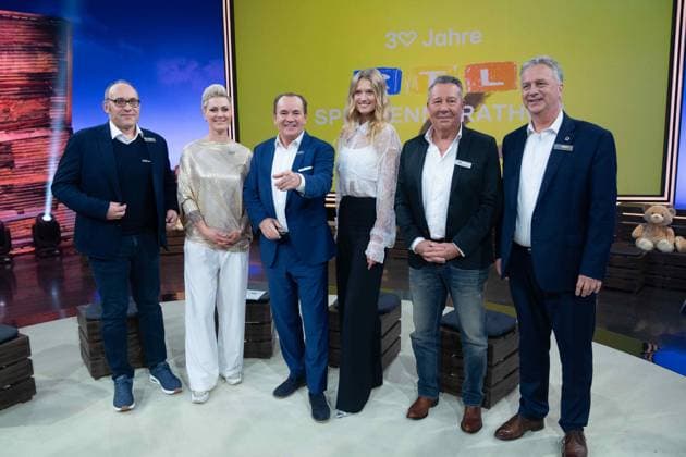 v.l. Christian GUBSER, Vorwerk, Carola HOLZNER, Aerztin, Doc Caro, Moderator Wolfram KONS; Model Toni GARRN, Richter Ulrich WETZEL, Ottmar P. HEINEN, Governorratsvorsitzender, Lions Club, 30. RTL Spendenmarathon Wir helfen Kindern , Fernsehen, 20.-21.11.2024 in Huerth, Deutschland,