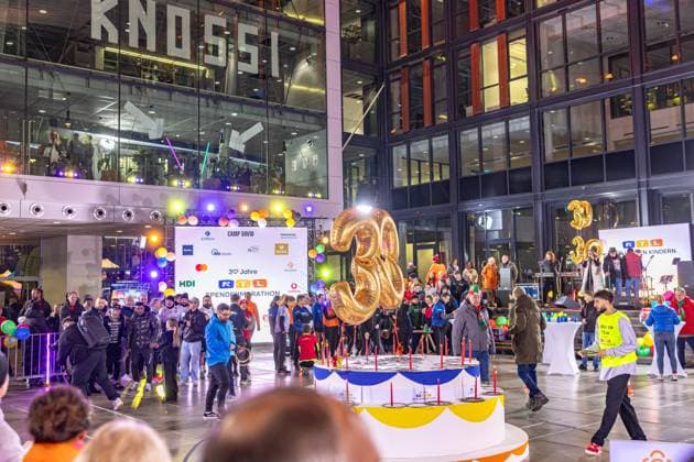 30. RTL-Spendenmarathon 24h Geburtstags-Challenge 20.11.2025. Im RTL-Sendezentrum in Köln-Deutz läuft die 24h Geburtstags-Challenge zum 30. RTL-Spendenmarathon. Die Aktion mit mehreren Firmenteams unterstützt die Stiftung RTL Wir helfen Kindern e. V. und begleitet den Jubiläums-Spendenmarathon, der seit 1996 mehr als 306 Millionen Euro für weltweite Kinderhilfsprojekte gesammelt hat. Köln Deutz Nordrhein-Westfalen Deutschland Copyright: xBonn.digitalx