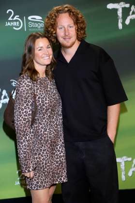 Michael Schulte mit Ehefrau Katharina Mayer bei der Premiere des Disney Musicals Tarzan im Stage Theater Neue Flora. Hamburg, 20.11.2025