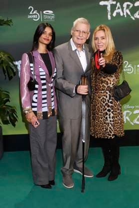 Jessica Stockmann mit Tochter Nisha Stockmann und Vater bei der Premiere des Disney Musicals Tarzan im Stage Theater Neue Flora. Hamburg, 20.11.2025