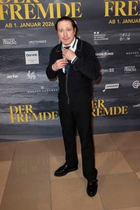 Timo Jacobs bei der FFW Eröffnung mit der Premiere des Kinofilms L Ã tranger Der Fremde bei der 24. Französischen Filmwoche im Delphi Filmpalast. Berlin, 20.11.2025