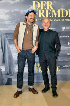 Mehdi Nebbou und Richard Sammel bei der FFW Eröffnung mit der Premiere des Kinofilms L Ã tranger Der Fremde bei der 24. Französischen Filmwoche im Delphi Filmpalast. Berlin, 20.11.2025