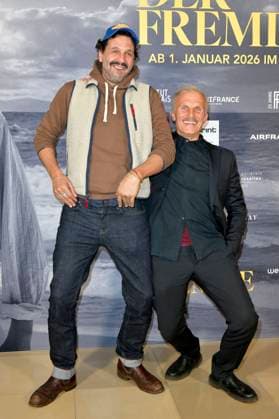 Mehdi Nebbou und Richard Sammel bei der FFW Eröffnung mit der Premiere des Kinofilms L Ã tranger Der Fremde bei der 24. Französischen Filmwoche im Delphi Filmpalast. Berlin, 20.11.2025