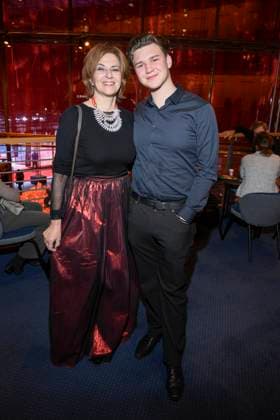 abb- Martina Gedeck und Anton Sohn Schauspielerin zu Gast bei der WELTPREMIERE von ALIZE vom Cirque du Soleil im Theater am Potsdamer Platz am 20.11.2025 in Berlin Berlin Deutschland