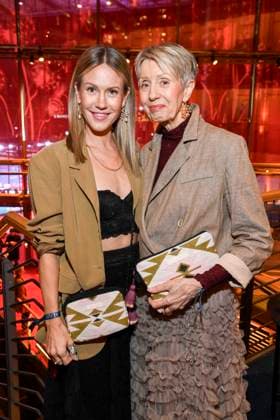 abb- Wolke Hegenbarth und Mutter Gabi Hegenbath Schauspielerin zu Gast bei der WELTPREMIERE von ALIZE vom Cirque du Soleil im Theater am Potsdamer Platz am 20.11.2025 in Berlin Berlin Deutschland