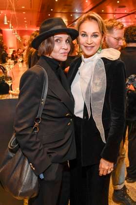 abb- Anouschka Renzi und Caroline Beil Schauspielerin zu Gast bei der WELTPREMIERE von ALIZE vom Cirque du Soleil im Theater am Potsdamer Platz am 20.11.2025 in Berlin Berlin Deutschland