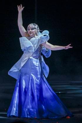 abb- Darsteller Kuenstler Akrobaten bei der Show in der Manage bei der WELTPREMIERE von ALIZE vom Cirque du Soleil im Theater am Potsdamer Platz am 20.11.2025 in Berlin Berlin Deutschland