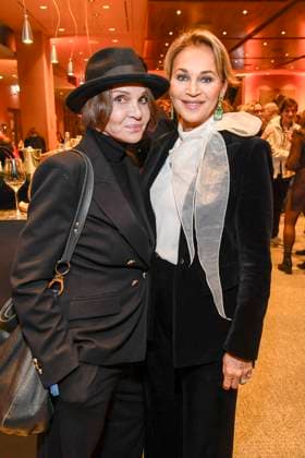 abb- Anouschka Renzi und Caroline Beil Schauspielerin zu Gast bei der WELTPREMIERE von ALIZE vom Cirque du Soleil im Theater am Potsdamer Platz am 20.11.2025 in Berlin Berlin Deutschland
