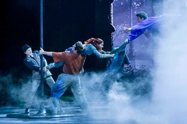 abb- Darsteller Kuenstler Akrobaten bei der Show in der Manage bei der WELTPREMIERE von ALIZE vom Cirque du Soleil im Theater am Potsdamer Platz am 20.11.2025 in Berlin Berlin Deutschland