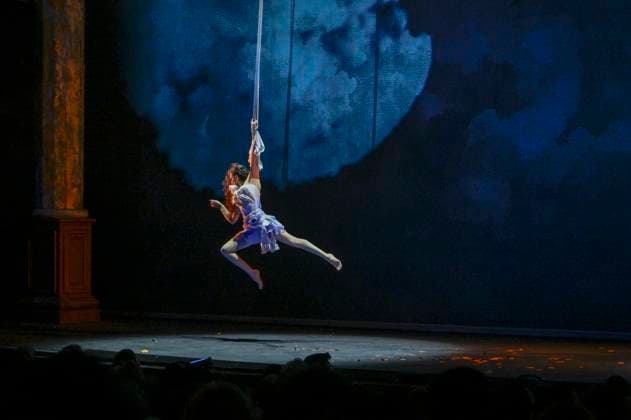 abb- Darsteller Kuenstler Akrobaten bei der Show in der Manage bei der WELTPREMIERE von ALIZE vom Cirque du Soleil im Theater am Potsdamer Platz am 20.11.2025 in Berlin Berlin Deutschland