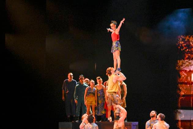 abb- Darsteller Kuenstler Akrobaten bei der Show in der Manage bei der WELTPREMIERE von ALIZE vom Cirque du Soleil im Theater am Potsdamer Platz am 20.11.2025 in Berlin Berlin Deutschland