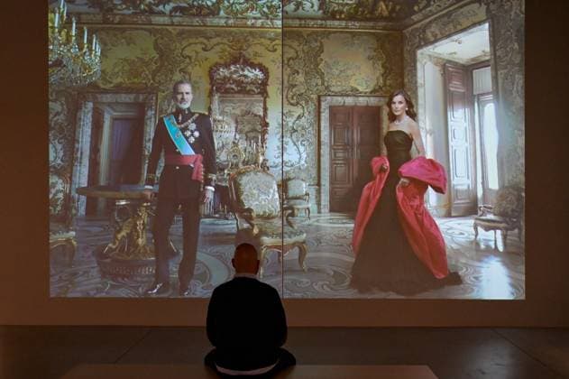 Presentation of the exhibition Wonderland at the MOP Center in A Coruna A visitor during the presentation of the exhibition Wonderland, on November 21, 2025, in A Coruna, Galicia, Spain The exhibition is the first major retrospective of fashion photography by Annie Leibovitz in Spain 21 NOVEMBER 2025 M Espana  Copyright: xM.xDylanx 7114726