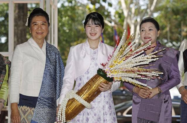Japan Princess Aiko in Laos Japanese Princess Aiko (C) poses for a photo while visiting the Textile Treasures of Laos exhibition in Vientiane on Nov. 21, 2025, during her official trip to Laos.  A14AA0005051622P