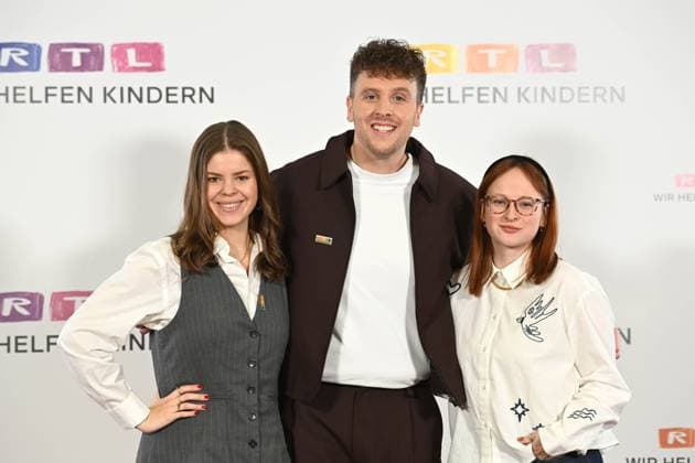 v.l. Ariana MUELLER, Müller, Moderatorin, Alexander KUMPF, Moderator, Johanna MUESSIGER, Müssiger, Moderatorin, Portraet, Porträt, Portrait, Angeschnittenes Einzelbild, Einzelmotiv, 30. RTL Spendenmarathon Wir helfen Kindern , Fernsehen, 20.-21.11.2025 in Huerth, Deutschland,