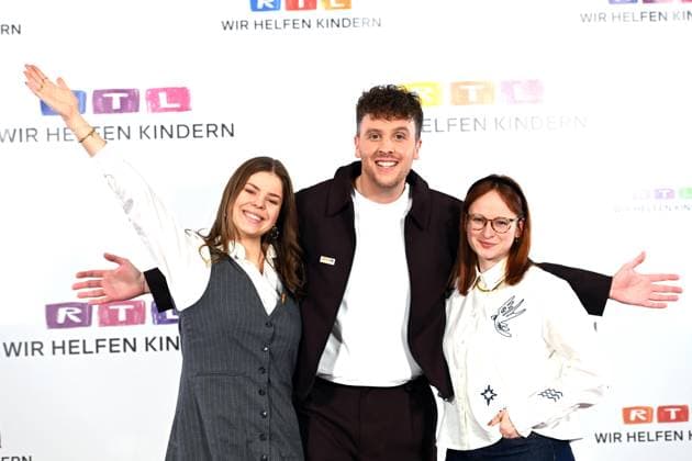 v.l. Ariana MUELLER, Müller, Moderatorin, Alexander KUMPF, Moderator, Johanna MUESSIGER, Müssiger, Moderatorin, Portraet, Porträt, Portrait, Angeschnittenes Einzelbild, Einzelmotiv, 30. RTL Spendenmarathon Wir helfen Kindern , Fernsehen, 20.-21.11.2025 in Huerth, Deutschland,