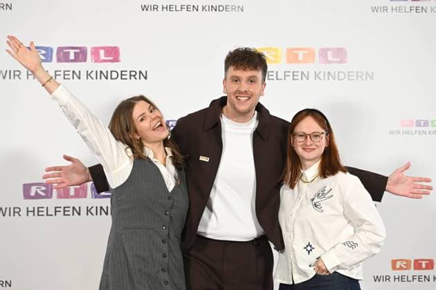 v.l. Ariana MUELLER, Müller, Moderatorin, Alexander KUMPF, Moderator, Johanna MUESSIGER, Müssiger, Moderatorin, Portraet, Porträt, Portrait, Angeschnittenes Einzelbild, Einzelmotiv, 30. RTL Spendenmarathon Wir helfen Kindern , Fernsehen, 20.-21.11.2025 in Huerth, Deutschland,
