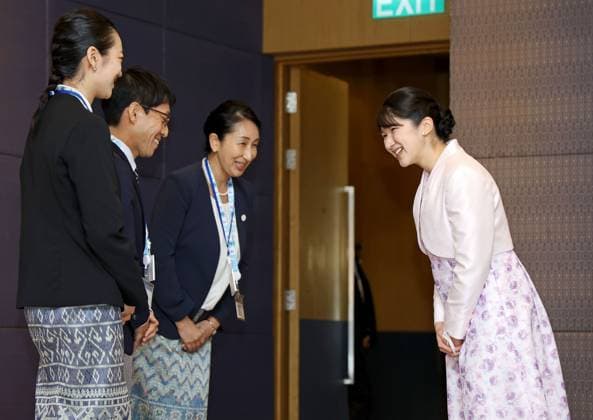 Japan Princess Aiko in Laos Photo taken in Vientiane on Nov. 21, 2025, shows Japanese Princess Aiko (R) meeting with Japanese nationals living in Laos during her official trip to the country. (Pool photo)  A14AA0005051882P