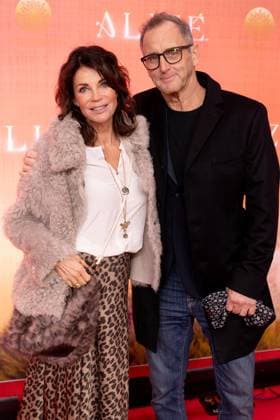 Alizé, Weltpremiere im Theater am Potsdamer Platz, Berlin, 20.11.2025 Gerit Kling mit Ehemann Wolfram Becker bei der Cirque du Soleil Alizé Weltpremiere im Berliner Theater am Potsdamer Platz am 20.11.2025-20.11.2025 in Berlin Berlin Theater am Potsdamer Platz Copyright: xJensxFinkex