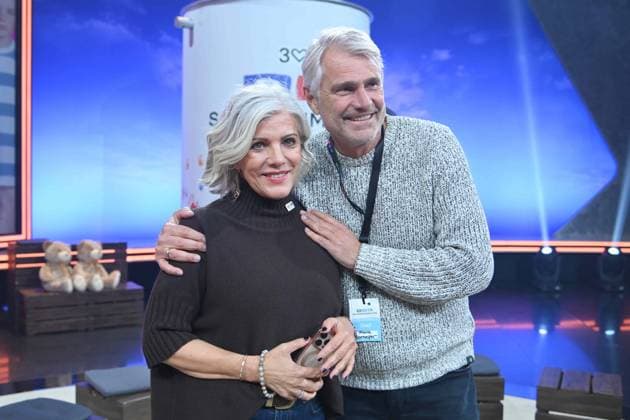 Birgit SCHROWANGE, Moderatorin, mit Ehemann Frank SPOTHELFER, Portraet, Porträt, Portrait, Angeschnittenes Einzelbild, Einzelmotiv, 30. RTL Spendenmarathon Wir helfen Kindern , Fernsehen, 20.-21.11.2025 in Huerth, Deutschland,