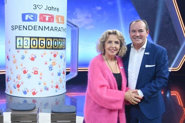 Wolfram KONS, Moderator, Michaela MAY, Schauspielerin, 30. RTL Spendenmarathon Wir helfen Kindern , Fernsehen, 20.-21.11.2025 in Huerth, Deutschland,