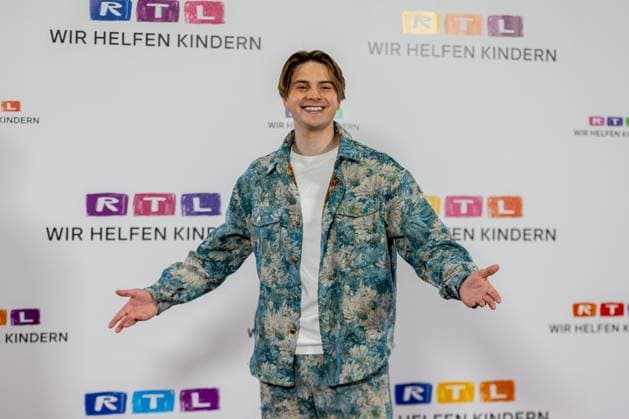 RTL Spendenmarathon in Köln, 21.11.2025. Sänger Vincent GROSS - Der 30. RTL-Spendenmarathon läuft derzeit in den EMG-Studios in Köln-Hürth. Zum Jubiläum wird erstmals 30 Stunden lang gesendet. Prominente Unterstützer nehmen live am Spendentelefon Spenden für Kinder in Not entgegen. Köln Hürth Nordrhein-Westfalen Deutschland Copyright: xBonn.digitalx