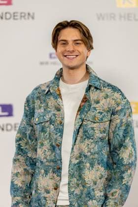 RTL Spendenmarathon in Köln, 21.11.2025. Sänger Vincent GROSS - Der 30. RTL-Spendenmarathon läuft derzeit in den EMG-Studios in Köln-Hürth. Zum Jubiläum wird erstmals 30 Stunden lang gesendet. Prominente Unterstützer nehmen live am Spendentelefon Spenden für Kinder in Not entgegen. Köln Hürth Nordrhein-Westfalen Deutschland Copyright: xBonn.digitalx