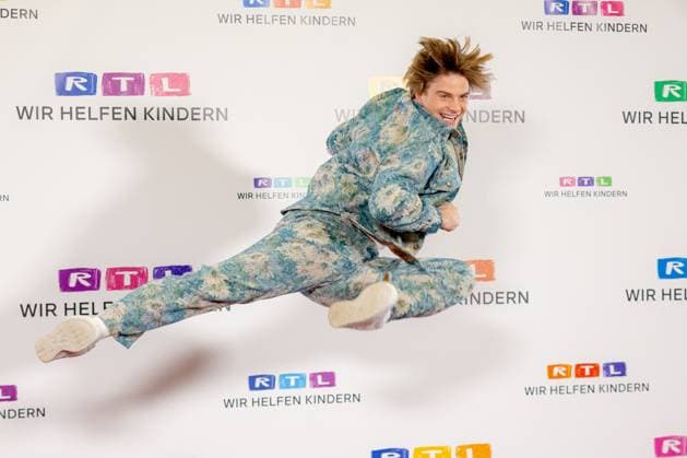RTL Spendenmarathon in Köln, 21.11.2025. Sänger Vincent GROSS - Der 30. RTL-Spendenmarathon läuft derzeit in den EMG-Studios in Köln-Hürth. Zum Jubiläum wird erstmals 30 Stunden lang gesendet. Prominente Unterstützer nehmen live am Spendentelefon Spenden für Kinder in Not entgegen. Köln Hürth Nordrhein-Westfalen Deutschland *** RTL Spendenmarathon in Cologne, 21 11 2025 Singer Vincent GROSS The 30th RTL Spendenmarathon is currently running at the EMG Studios in Cologne Hürth For the first time, the anniversary will be broadcast for 30 hours Celebrity supporters accept donations for children in need live on the donation hotline Cologne Hürth North Rhine-Westphalia Germany Copyright: xBonn.digitalx